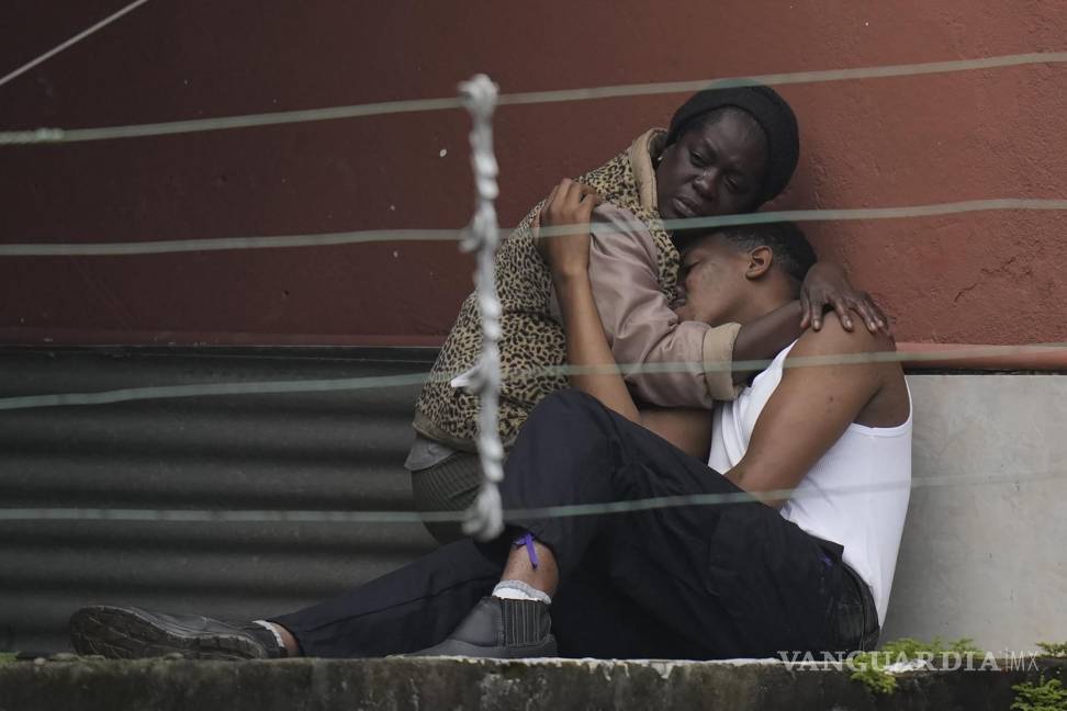 $!Una mujer abraza a un hombre después de aludes de tierra fatales en Petrópolis, Brasil, la madrugada del miércoles. AP/Silvia Izquierdo