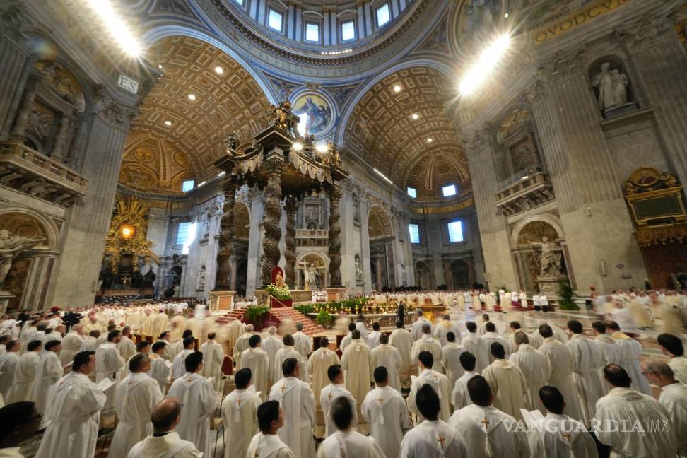 $!El Papa Francisco celebra la Misa Crismal donde se consagra el crisma, el óleo de los catecúmenos y el óleo de los enfermos en la Basílica de San Pedro.