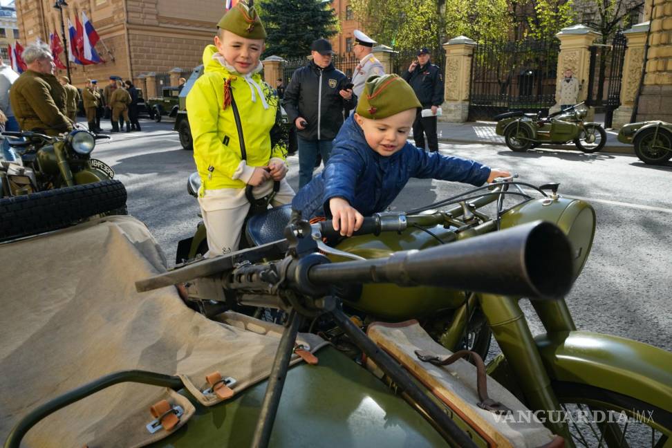 $!Los niños se sientan en una motocicleta militar antes del desfile militar del Día de la Victoria en la Plaza Dvortsovaya en San Petersburgo, Rusia.
