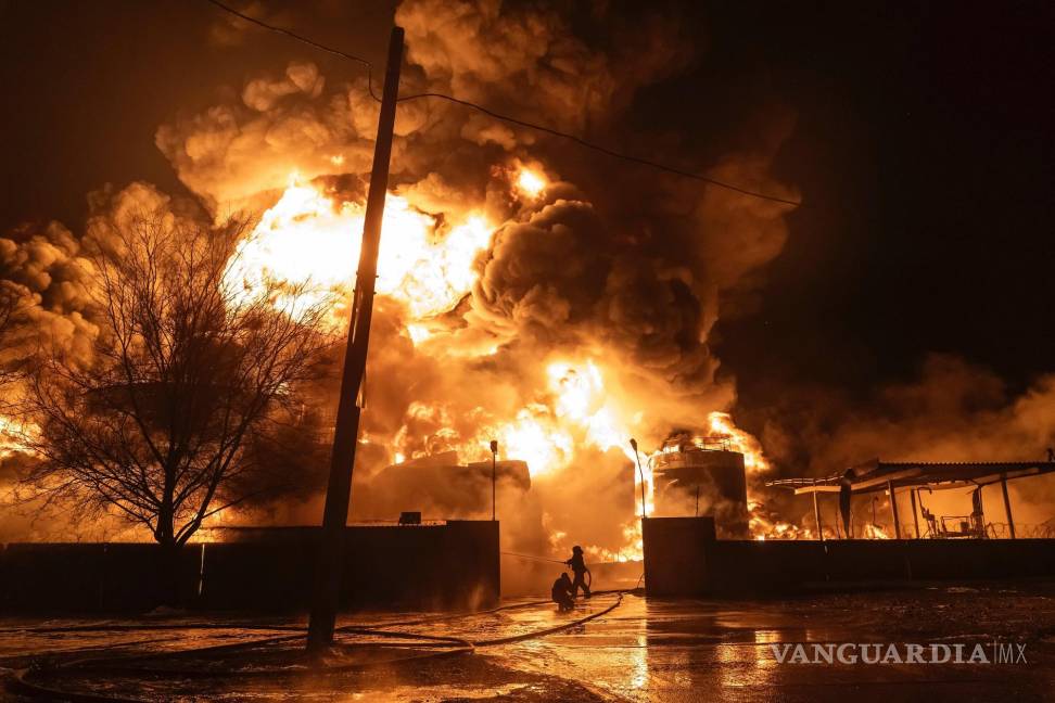 $!Bomberos extinguen un incendio tras un ataque ruso contra un vecindario residencial en Járkiv, Ucrania, el 10 de febrero de 2024.