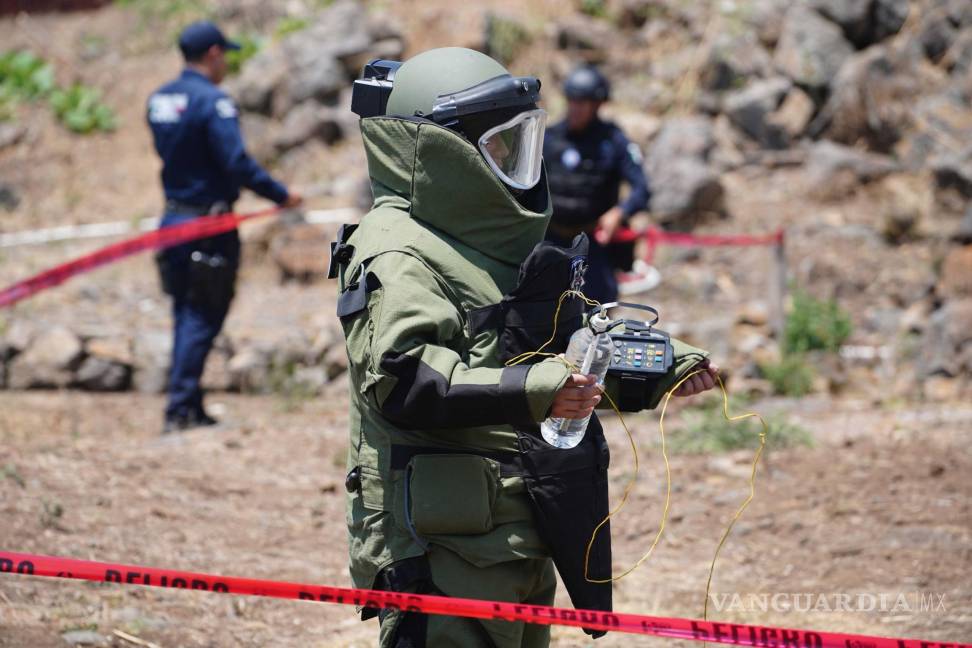 $!El crimen organizado utiliza cada vez más explosivos. En la Imagen el actual director del equipo antibombas de Michoacán.