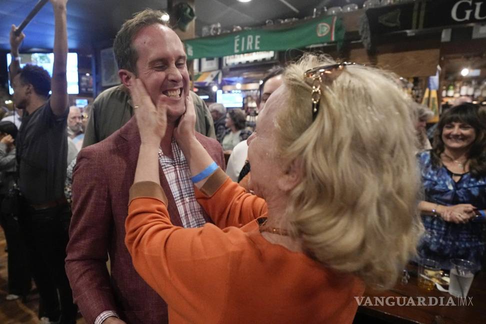 $!El político de Delaware Schuyler VanValkenburg, a la izquierda, recibe una muestra de afecto de una seguidora en una fiesta electoral el martes 7 de noviembre de 2023 en Glenn Allen, Virginia. (AP Foto/Steve Helber)