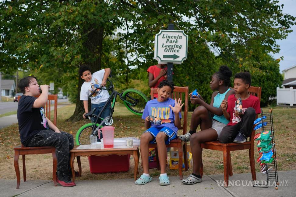 $!Los niños venden Kool-Aid y papas fritas en Springfield, Ohio. Algunos no pudieron ir a la escuela debido a las amenazas de bomba en sus escuela.