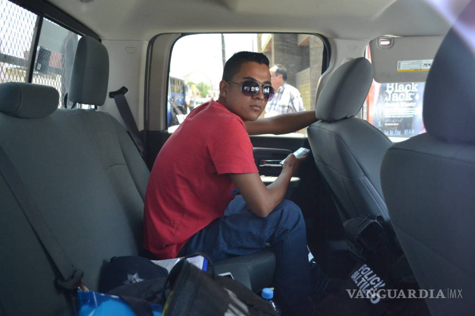$!Arrolla camión a jovencita de 14 años en centro de Saltillo; su vida pende de un hilo