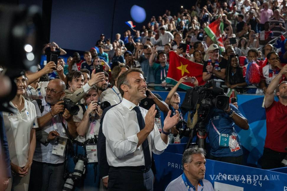 $!El presidente francés, Emmanuel Macron, observa la competición masculina de judo de más de 100 kg en el Champ-de-Mars Arena durante los JO en París.