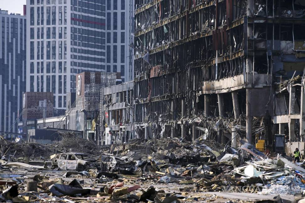 $!Centro comercial que fue dañado por los bombardeos por un ataque ruso en Kiev. Al menos seis personas murieron.