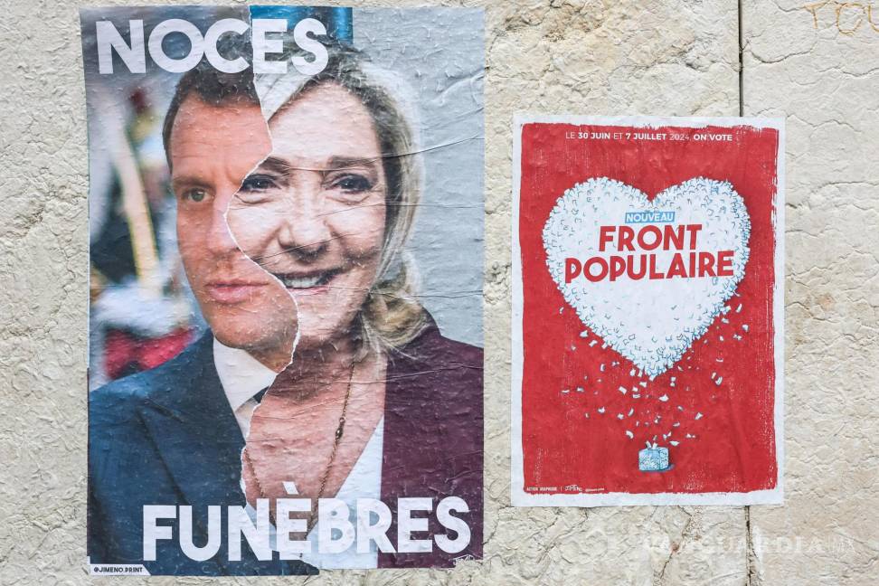 $!Un cartel con una fotografía del presidente francés Emmanuel Macron y Marine Le Pen (2-L), que dice “boda fúnebre.