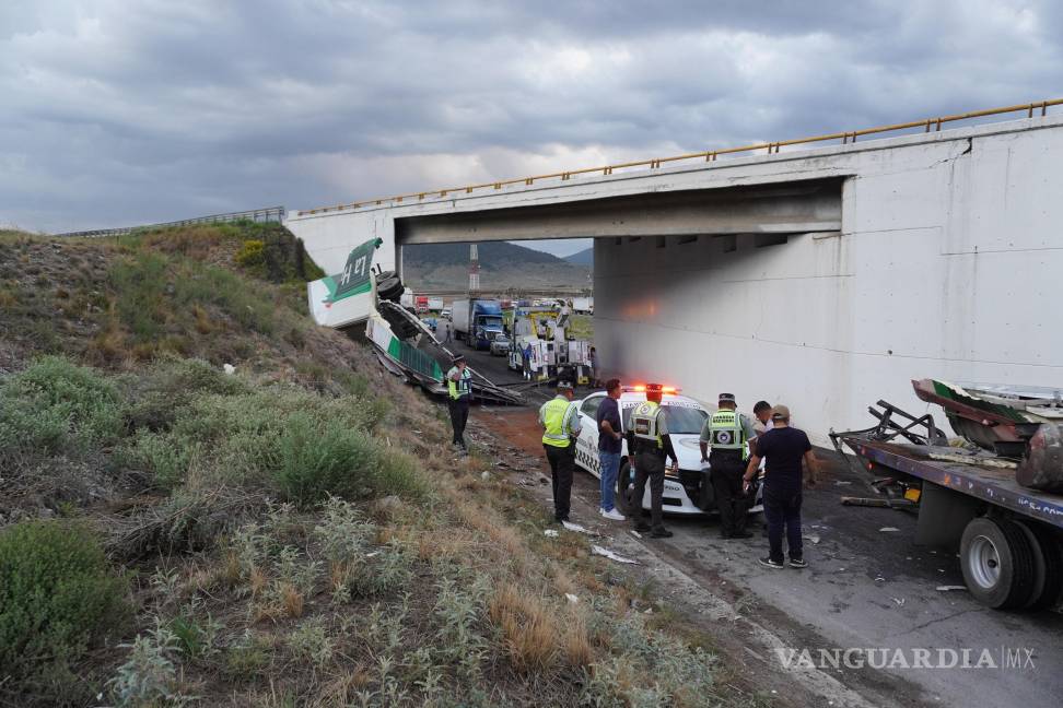 Tráiler cae de puente en tramo Los Chorros, en Arteaga