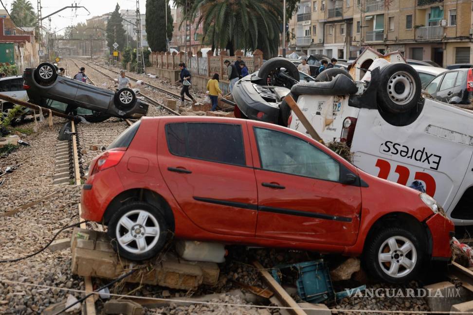 $!Vehículos amontonados en una calle tras las intensas lluvias de la fuerte dana que afecta especialmente el sur y el este de la península ibérica en Sedaví, Valencia.