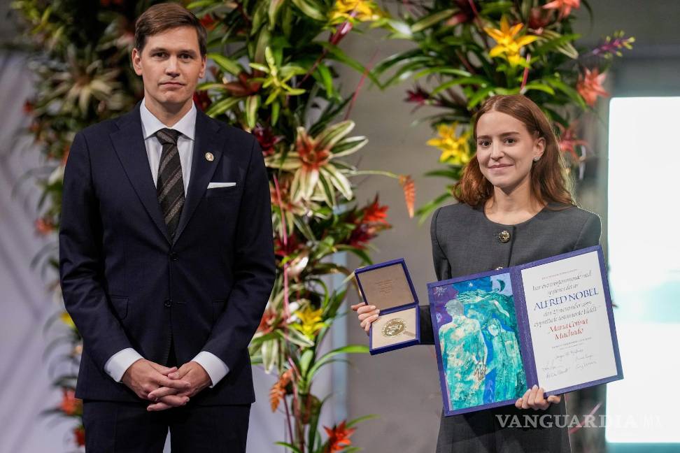 $!Ana Corina Sosa, quien aceptó el Premio de la Paz en nombre de su madre, María Corina Machado y el presidente del Comité Nobel, Jorgen Watne Frydnes en Oslo.