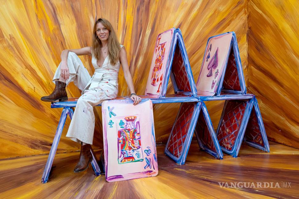 $!La artista Alexa Meade posa junto a unas creaciones de su exposición “Wonderland Dreams” en Nueva York.