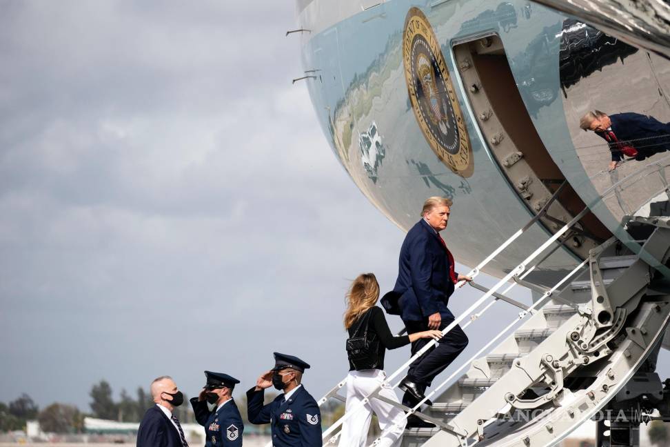 $!El entonces presidente Donald Trump y la primera dama Melania Trump abordan el Air Force One en West Palm Beach, Florida, el 31 de diciembre de 2020.