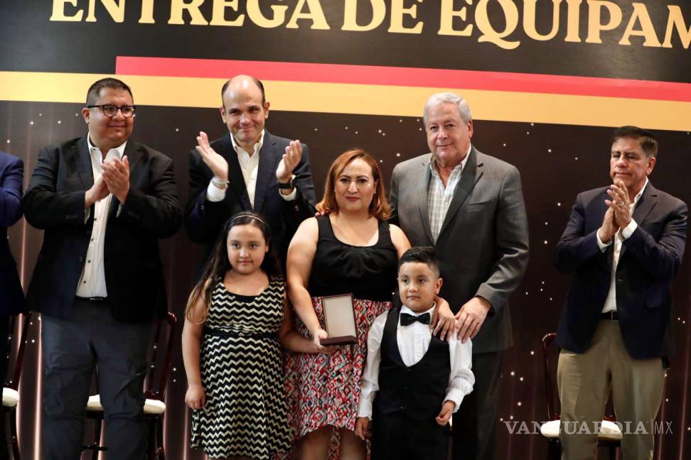 $!La familia de Gustavo Alonso Álvarez (+) recibió el galardón en la modalidad Post Mortem.,
