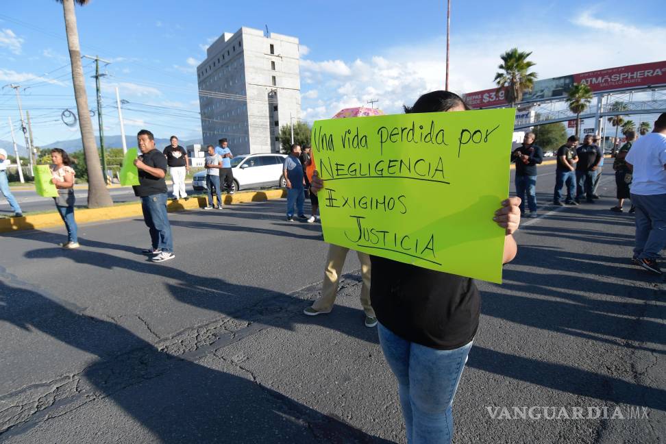 $!Familiares y trabajadores exigieron justicia por la muerte de uno de los colaboradores.