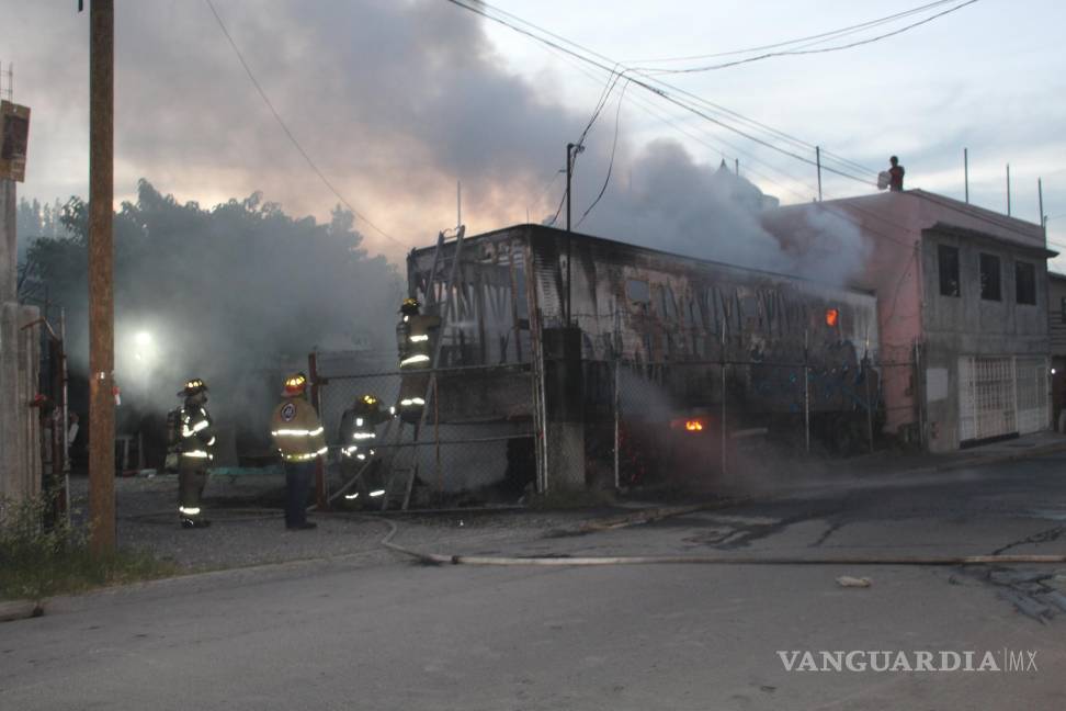 Incendio consume caja de tráiler en la Vista Hermosa, en Saltillo
