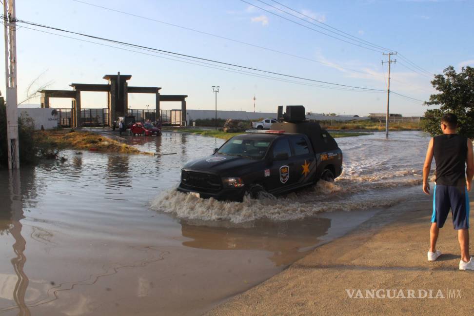 Familia queda varada en encharcamiento en Los Pastores, en Saltillo
