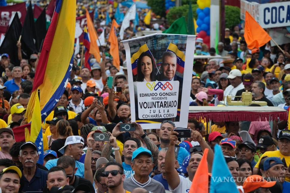 $!Un simpatizante muestra un cartel con las imágenes de los líderes de la oposición María Corina Machado y Edmundo González durante un acto de campaña.