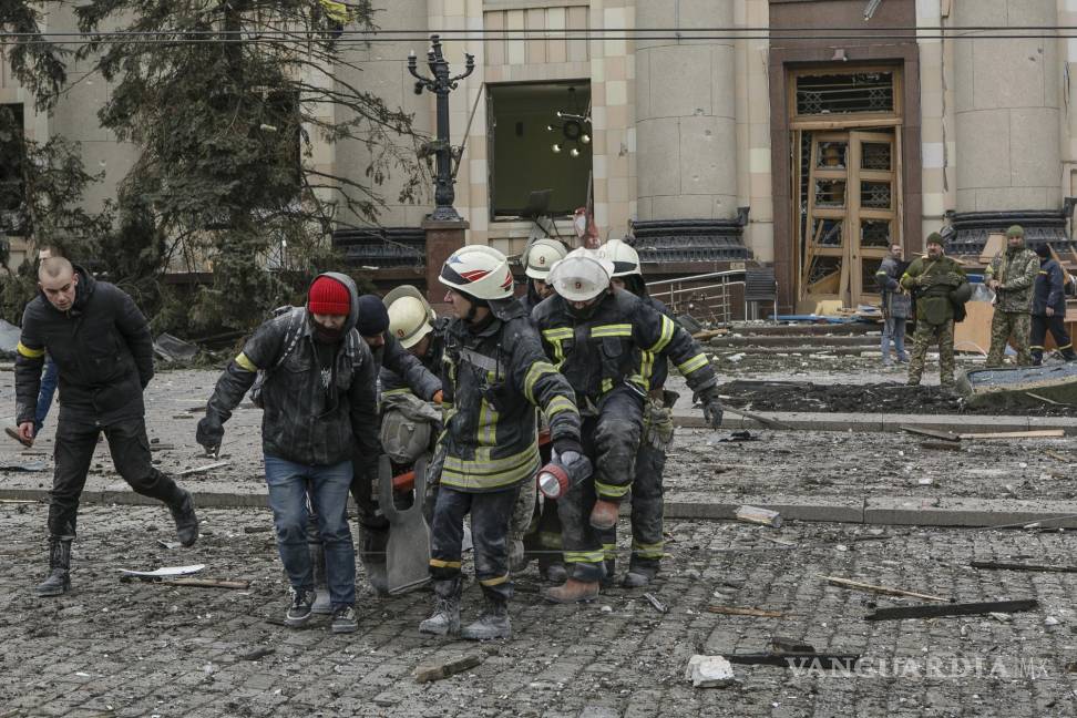 $!Personal de los serevicios de emergencia retira el cadáver de una persona fallecida en un bombardeo ruso de un edificio municipal en Járkiv. AP/Pavel Dorogoy