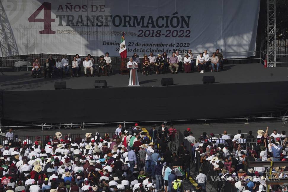 $!Las personas se reúnen en la plaza principal de la capital, el Zócalo, mientras escuchan al presidente mexicano Andrés Manuel López Obrador.