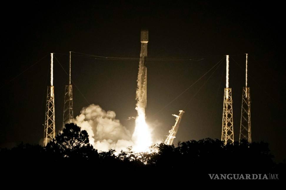 $!Un cohete SpaceX Falcon 9 con una carga útil de satélites de Internet Starlink V2 Mini despega del Complejo de Lanzamiento 40 en Cabo Cañaveral, Florida.