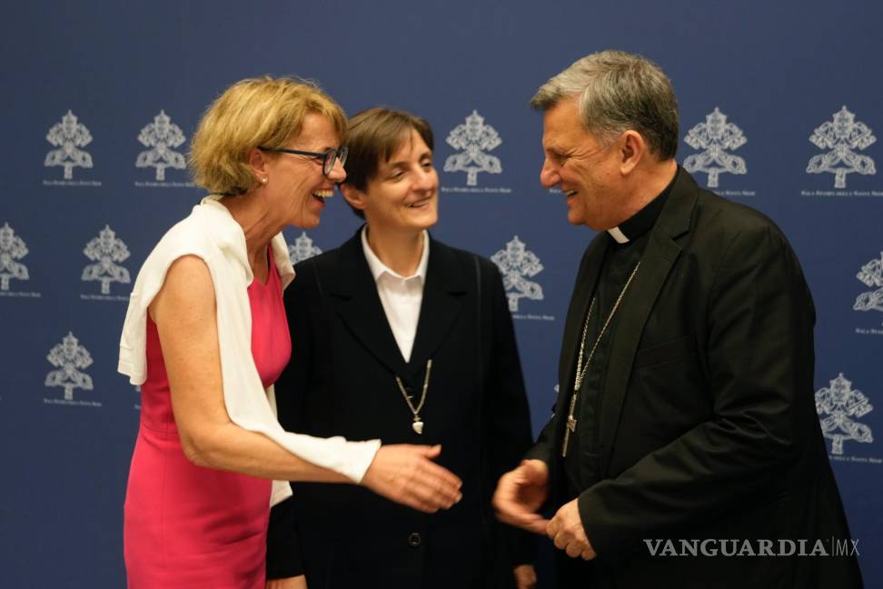 $!Helena Jeppesen Spuhler (i), el secretario general del Sínodo de los Obispos, el cardenal Mario Grech (d) y la hermana Nadia Coppa en el Vaticano.