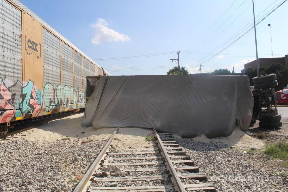 Locomotora embiste y vuelca a tráiler que se le atravesó en Saltillo (VIDEO)
