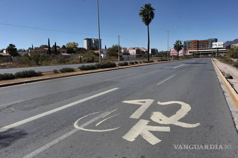 $!Conductores observan la guía del maratón aplicada sobre vialidades de alto flujo.