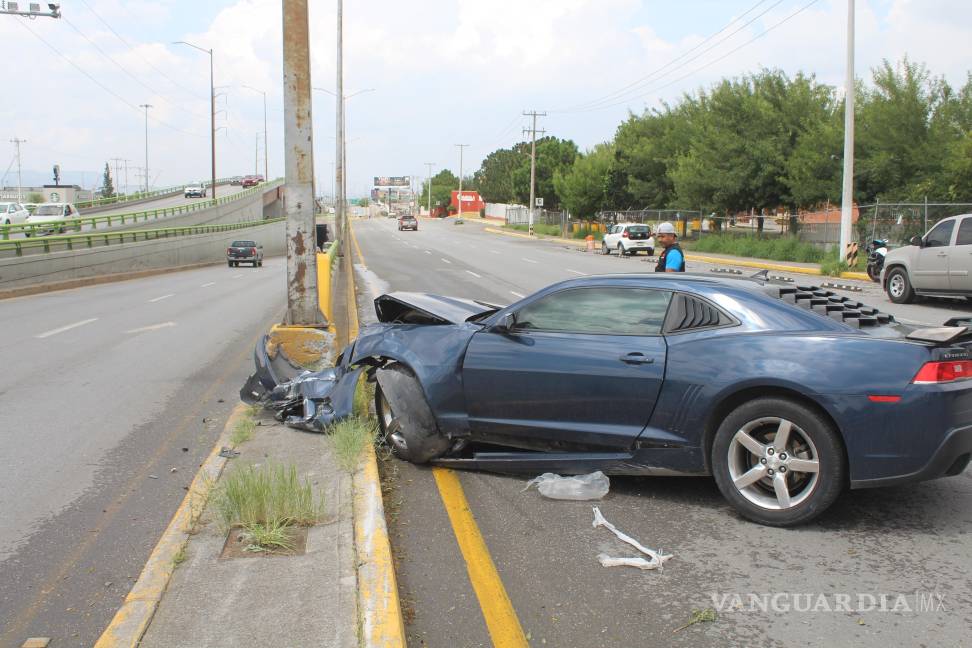 Caos vial por choque de Camaro en bulevar Emilio Arizpe de la Maza