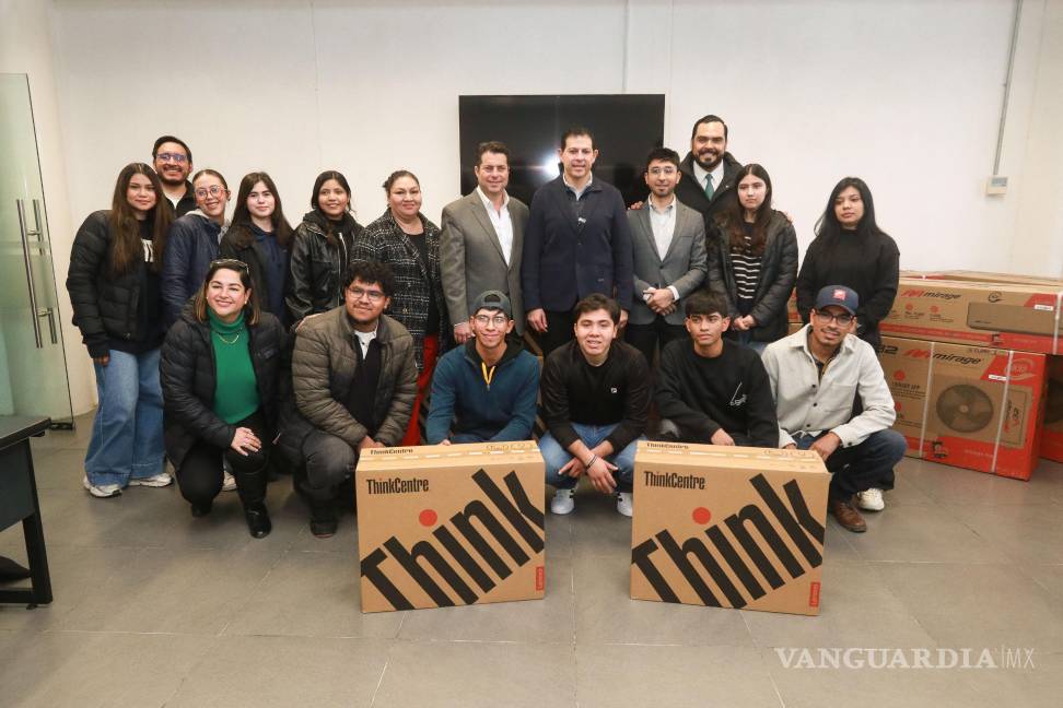 $!Durante la ceremonia se entregaron 25 computadoras y 5 equipos de aire acondicionado al plantel.