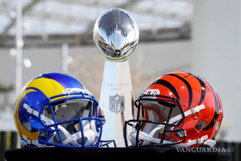 $!Los Angeles (United States), 09/02/2022.- The Vince Lombardi Trophy NFL, flanked by a Los Angeles Rams and Cincinnati Bengals helmet, sits on a table before Commissioner Roger Goodell delivers a news conference outside of SoFi Stadium in Los Angeles, California, USA, 09 February 2022. The Cincinnati Bengals are scheduled to play the Los Angeles Rams in Super Bowl LVI on 13 Februrary 2022. (Estados Unidos) EFE/EPA/CAROLINE BREHMAN