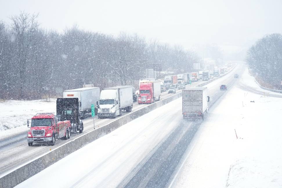 $!Varios vehículos avanzan lentamente durante una tormenta en la carretera interestatal 78 en Kutztown, Pensilvania, el martes 2 de diciembre de 2025.