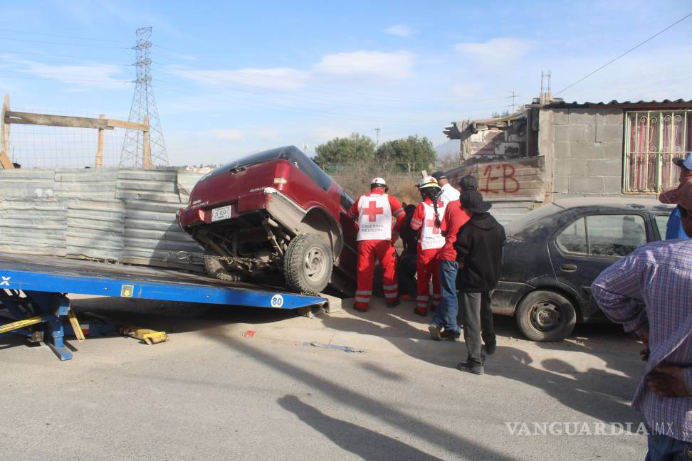 Choca, atropella a dos niños y una mujer y cae al patio de una casa, en Saltillo