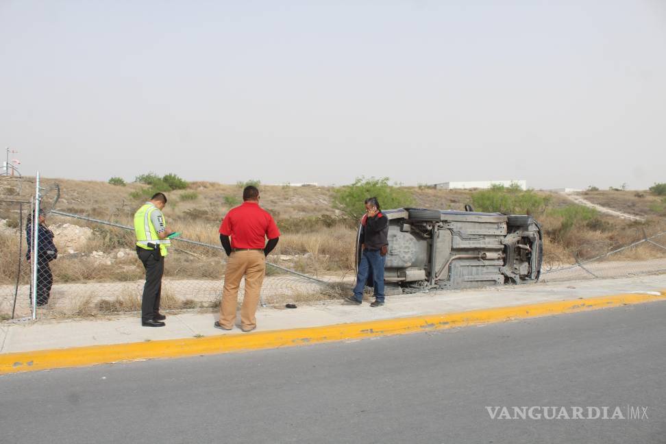 Vehículo vuelca y cae dentro del aeropuerto Plan de Guadalupe, en Ramos Arizpe