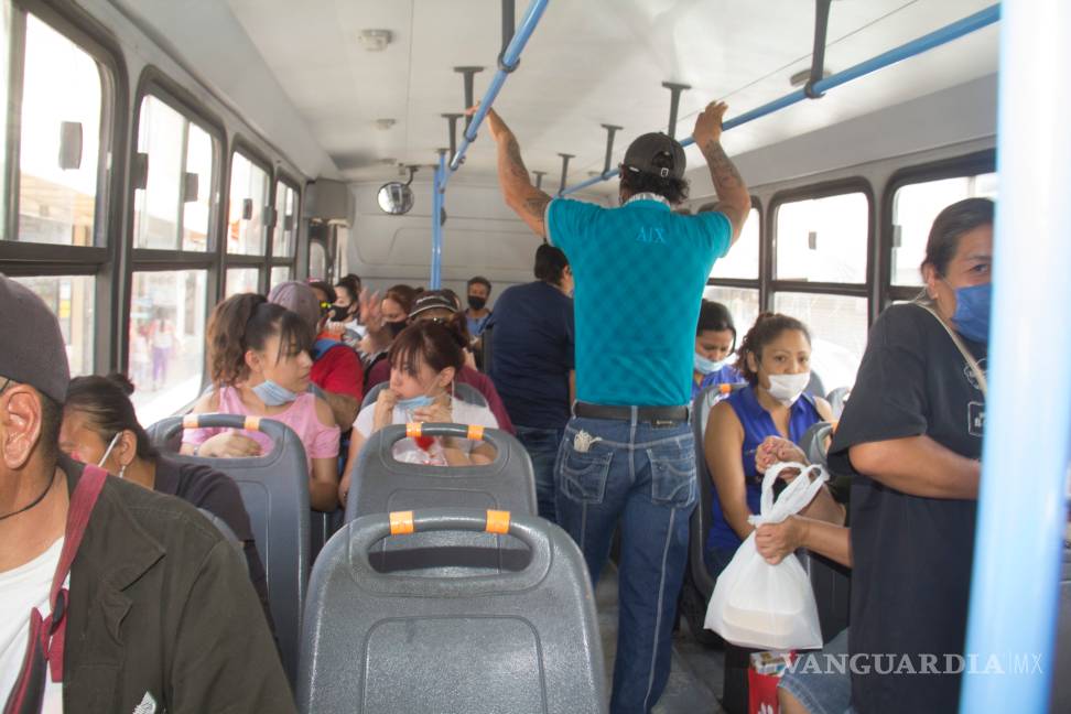 $!Detectan a ocho ‘combis’ en Saltillo con exceso de pasajeros