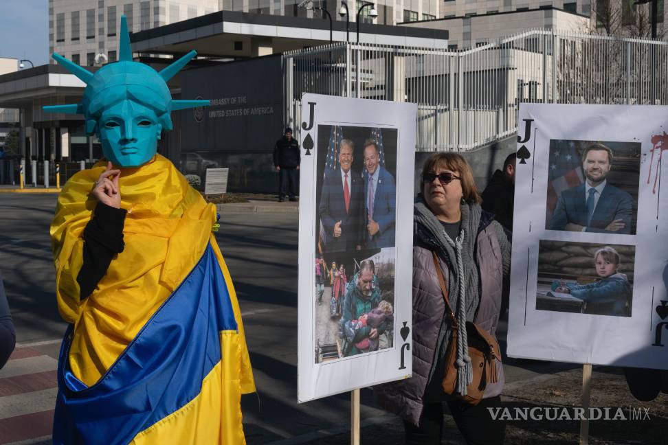 $!Protesta contra la política del presidente Donald Trump respecto a Ucrania frente a la embajada de Estados Unidos en Kiev, Ucrania.