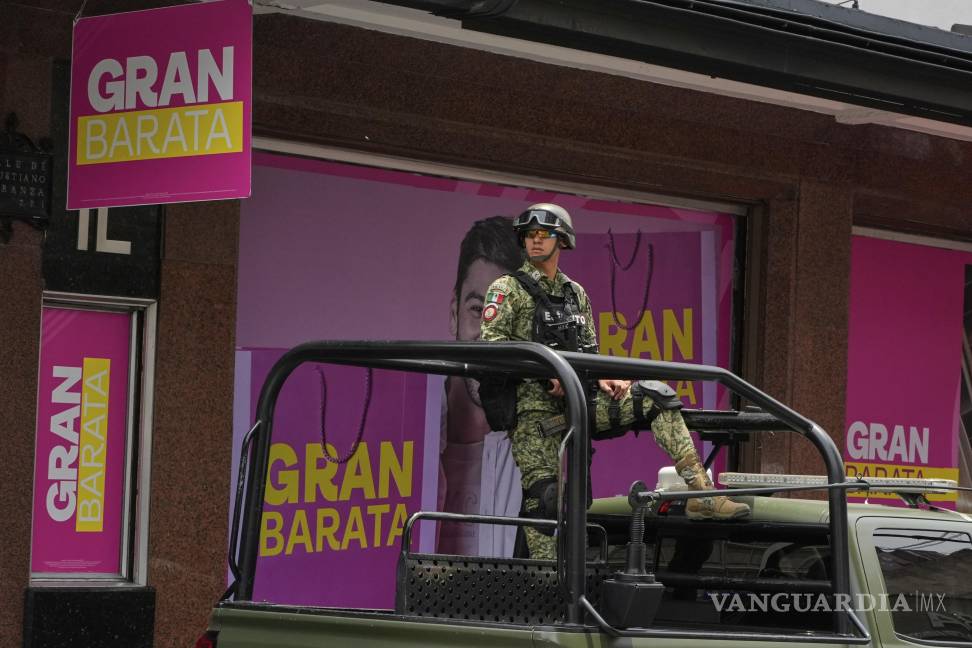 $!Un soldado patrulla una calle en el centro de Ciudad de México. Ciudad de México ocupó en mayo el tercer lugar por casos de extorsión entre los 32 estados.