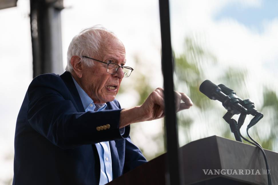 $!El senador Bernie Sanders, independiente por Vermont, habla durante una protesta contra los reyes en Washington.
