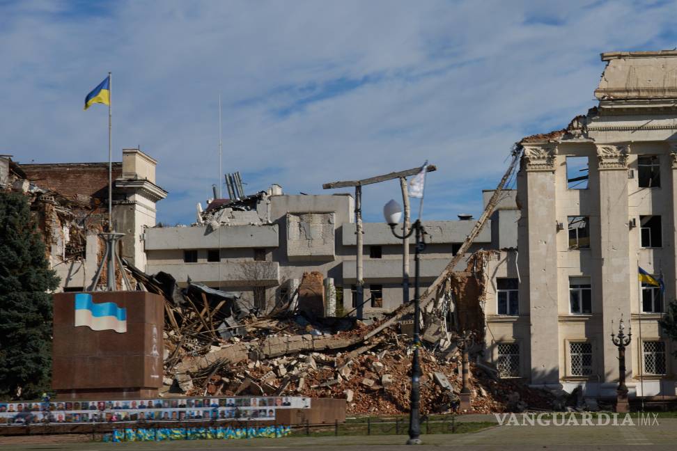 $!El edificio de la administración regional, en la plaza principal de la ciudad de Jersón quedó parcialmente destruido tras los constantes bombardeos rusos.
