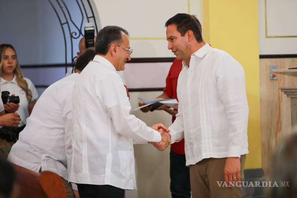 $!El Nuncio Apostólico (izq.), reconoció el esfuerzo de la Diócesis de Saltillo por fortalecer el tejido social a través de la educación y atención a la juventud.