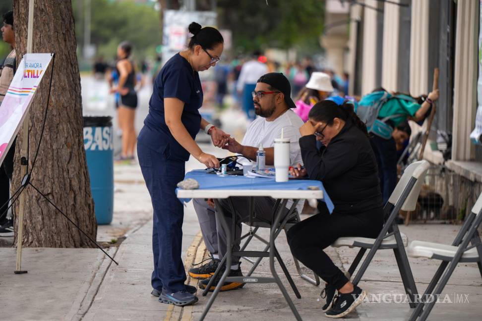 $!La Dirección de Salud Pública Municipal instaló módulos de detección de enfermedades y vacunación para promover estilos de vida saludables.