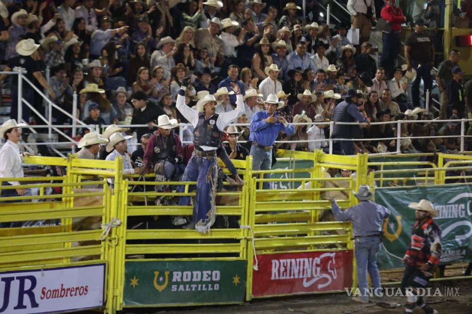 $!Francisco García celebra su monta de 81 puntos. Foto: Homero Sánchez