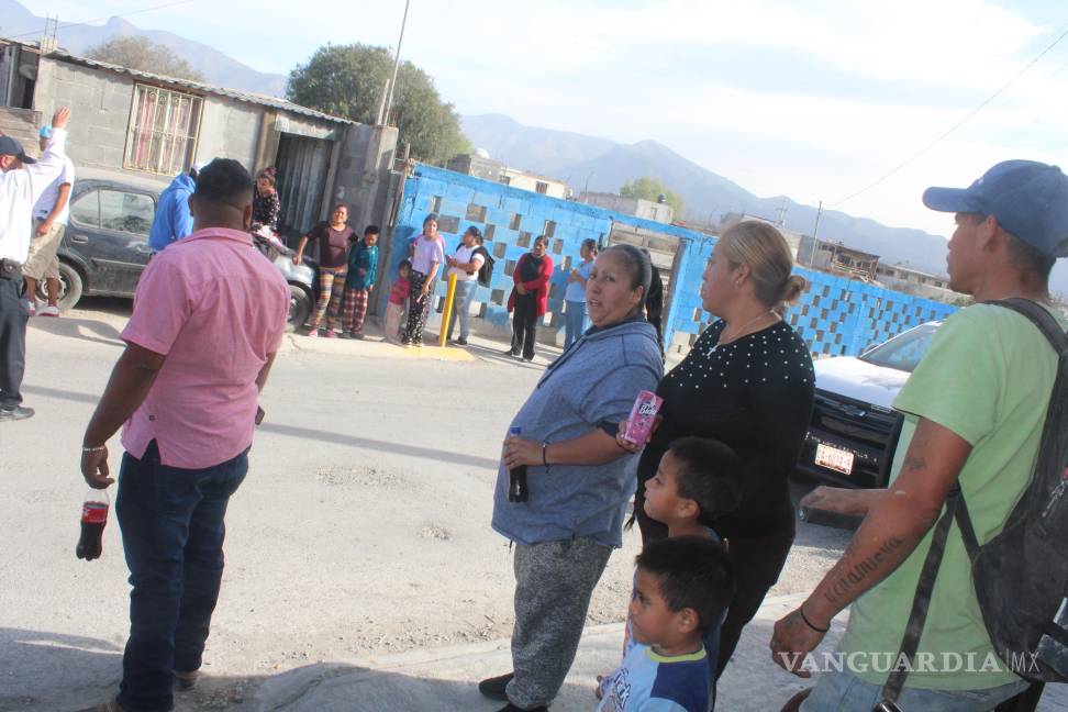 Choca, atropella a dos niños y una mujer y cae al patio de una casa, en Saltillo