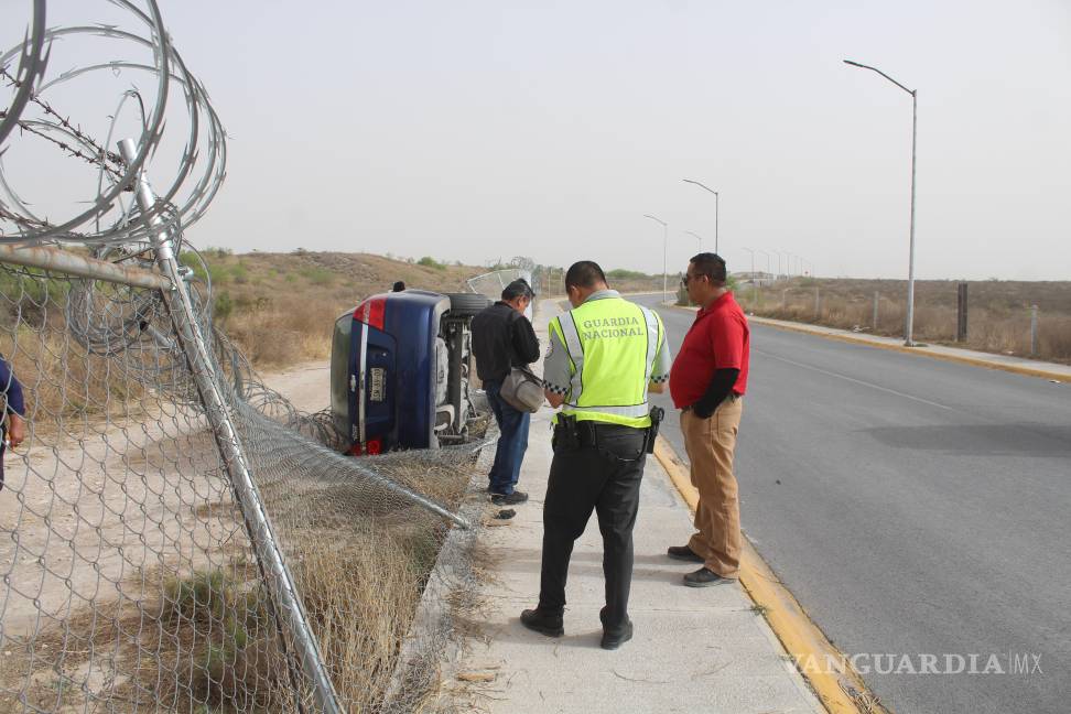 Vehículo vuelca y cae dentro del aeropuerto Plan de Guadalupe, en Ramos Arizpe