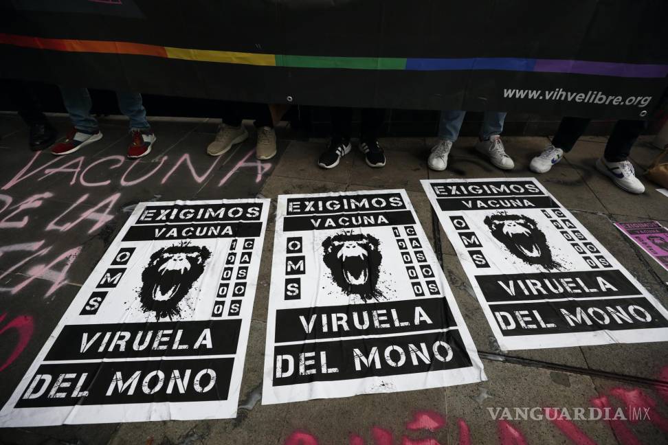 $!Un grupo de personas se manifiestan para exigir vacunas contra la viruela símica afuera de la Secretaria de Salud en Ciudad de México (México).
