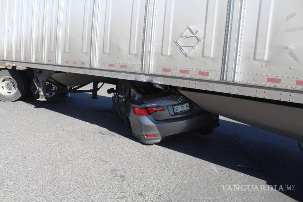 Automóvil sufre accidente y deja a conductor prensado debajo de tráiler en Lib. Óscar Flores Tapia