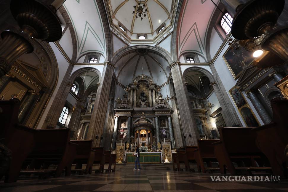$!Vista del altar principal, diseñado por Manuel Tolsa, de la iglesia de La Profesa, en la Ciudad de México.