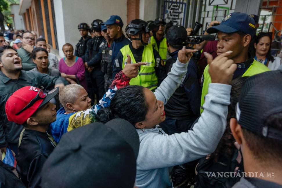 $!Un altercado entre partidarios del gobierno y observadores electorales de la oposición el domingo en Caracas.