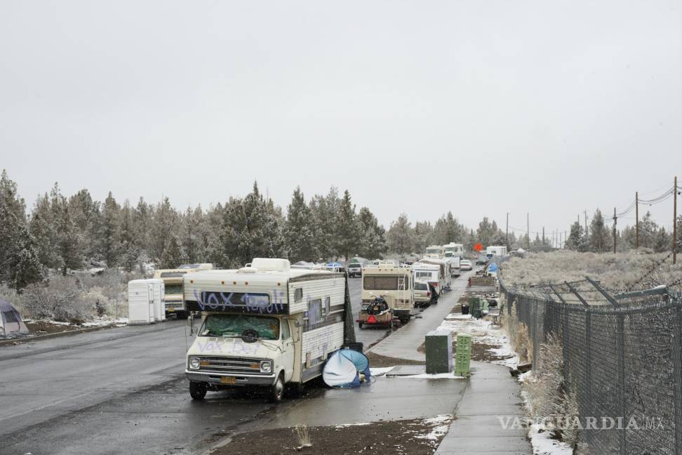 $!Vehículos estacionados a lo largo de Hunnell Road en Bend, Oregon, que se ha convertido en un campamento para personas sin hogar.