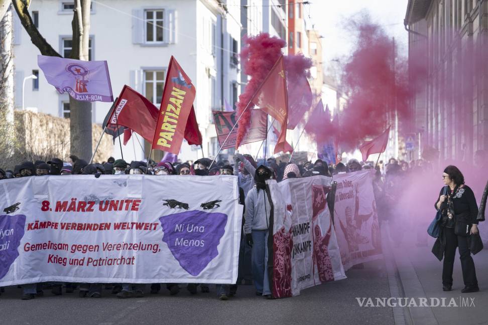 $!La gente participa en una manifestación en el Día Internacional de la Mujer en Zúrich, Suiza.