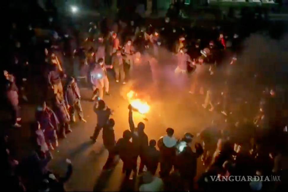 $!Imagen tomada de un video que circula en redes sociales, manifestantes bailan tras salir a las calles a pesar de una intensificación en las medidas represivas.